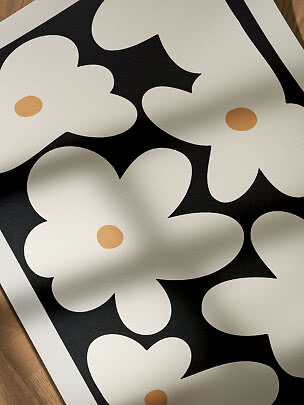 Poster floreale astratto con grandi fiori bianchi e centri beige su sfondo nero