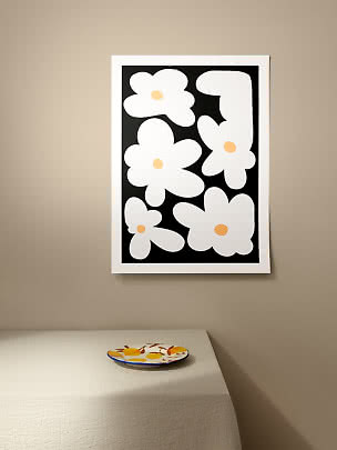 Poster floreale astratto con fiori bianchi e centri gialli su sfondo nero in cornice bianca