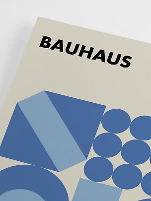 Plakat z napisem BAUHAUS i niebieskimi figurami geometrycznymi na jasnym tle