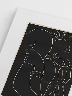 Primo piano di poster astratto con disegno a linee beige di due volti su sfondo nero