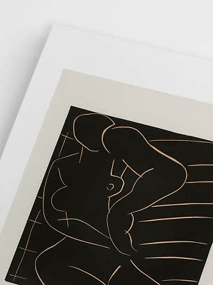 Affiche d’art abstrait encadrée montrant une silhouette féminine allongée en noir
