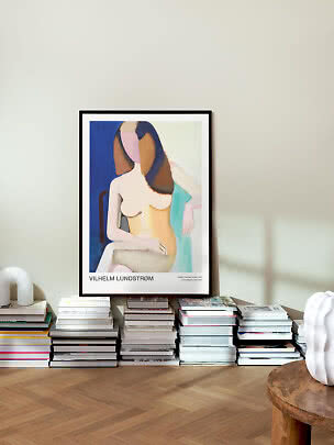 Gerahmtes Kunstposter mit abstrakter sitzender Frau, an die Wand über Bücherstapeln gelehnt