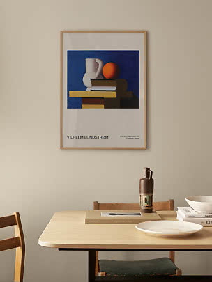 Ingelijste kunstposter met stilleven van witte kan, sinaasappel en boeken op blauwe achtergrond