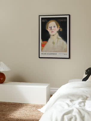 Poster d’arte incorniciato con ritratto su parete beige sopra una panca bianca accanto al letto