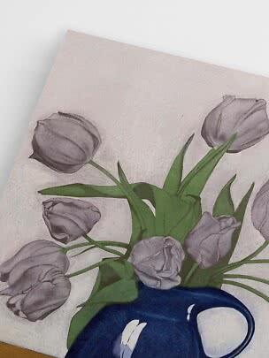 Illustrazione di tulipani viola con foglie verdi in un vaso blu scuro