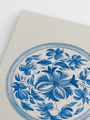 Nahaufnahme eines blau-weißen Tellers mit Blumenmuster
