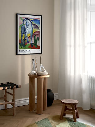Indrammet Franz Marc-plakat med blå hest på beige væg i lyst hjørne