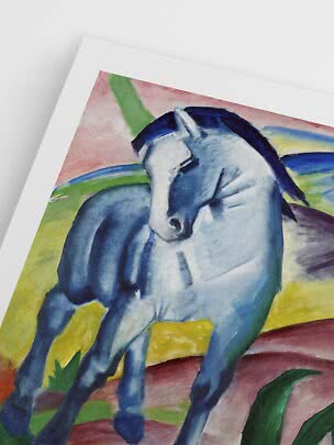 Kunsttryk med ekspressivt maleri af blå hest i farverigt landskab