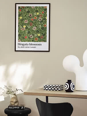 Póster Bingata blossom enmarcado con patrón floral verde colgado sobre un escritorio