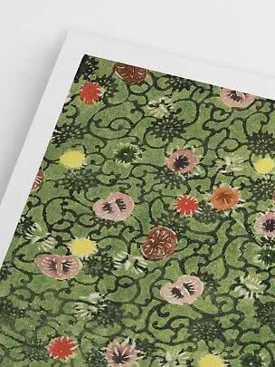 Primer plano de lámina verde con patrón negro ondulado y pequeñas flores de colores