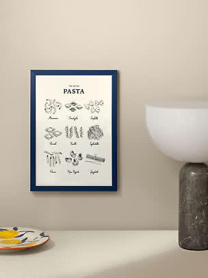 Affiche encadrée sur les pâtes avec cadre bleu et illustrations de différentes formes sur mur beige