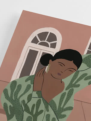 Illustration einer Frau in grüner gemusterter Bluse vor einem rosa Gebäude