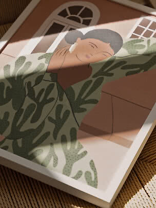 Gerahmte Illustration einer Frau im grünen Musterkleid, die Creme auf die Wange aufträgt