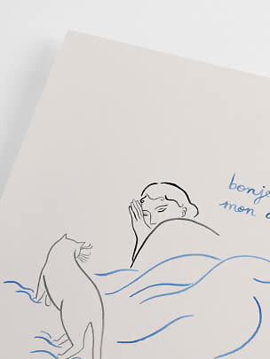 Illustration af sovende person i seng med kat og blå håndskrift på lys baggrund