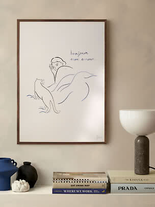 Indrammet plakat med stregtegning af en person i sengen og en kat samt teksten "bonjour mon amour"