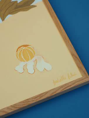 Gerahmte Blumenillustration auf gelbem Hintergrund mit orangefarbener Knospe