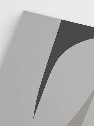 Nahaufnahme eines grauen abstrakten Prints mit schwarzer geschwungener Form