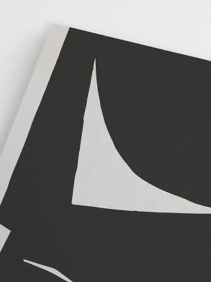 Poster astratto bianco e nero con grandi forme geometriche su sfondo chiaro