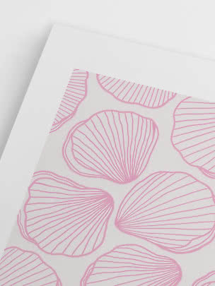 Weißes Blatt Papier mit hellrosa Muschelmotiv