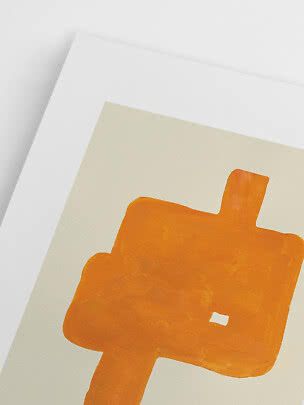 Nærbillede af abstrakt kunsttryk med orange geometrisk form på hvid baggrund