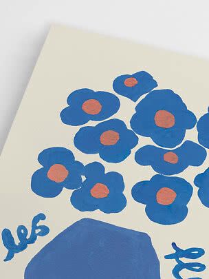 Close-up van poster met blauwe bloemen met roze hart op lichte achtergrond