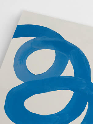 Poster astratto con ampie pennellate blu a forma di anello su sfondo bianco