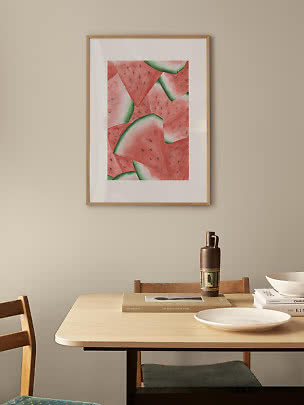 Affiche encadrée avec tranches de pastèque à l’aquarelle sur mur beige au-dessus d’une table
