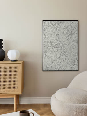 Sortindrammet blomsterplakat med fine linjetegninger på beige væg i stue