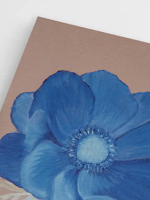Primer plano de una flor azul pintada sobre lienzo rosa