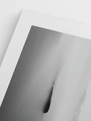 Nærbillede af sort-hvid abstrakt plakat med hvid kant og bløde grå former