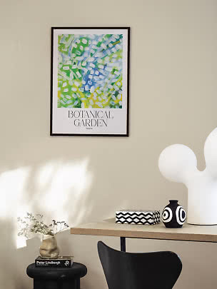 Indrammet Botanisk Have-plakat med abstrakt motiv i grøn, blå og hvid på beige væg