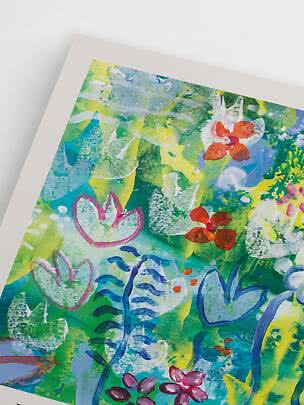 Stampa artistica floreale astratta e colorata nei toni verde, blu e giallo con passe-partout bianco
