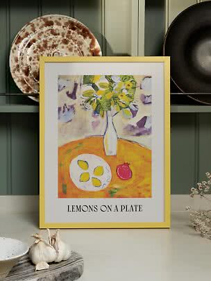 Ingelijste poster met gele lijst van een stilleven met citroenen, vaas en bloemen op tafel