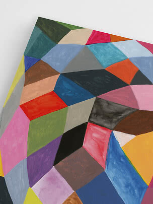 Pintura abstrata com formas geométricas multicoloridas em fundo claro
