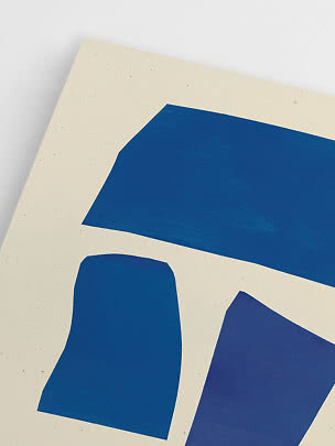 Abstrakt poster med stora blå geometriska former på krämfärgad bakgrund