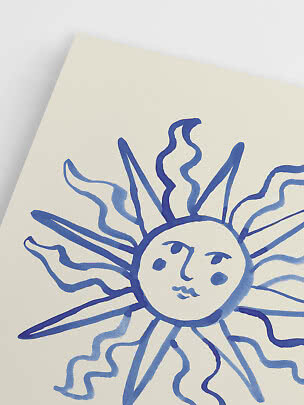 Primo piano di un’illustrazione di sole blu con volto su carta color crema