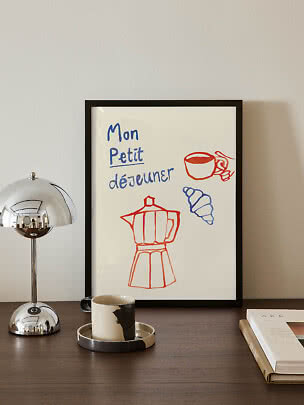 Indrammet plakat med fransk tekst og enkle tegninger af kaffekop, croissant og mokkakande.