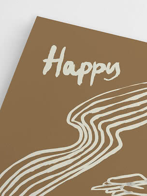 Brun plakat med ordet "Happy" i hvid håndskrift og abstrakte hvide bølgede linjer