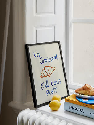 Stampa incorniciata con croissant su davanzale con limoni, libri e un croissant su un piatto