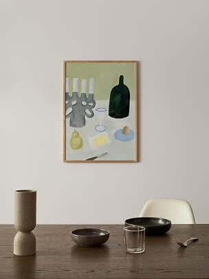 Indrammet stilleben-plakat over spisebord med vase, skåle og glas
