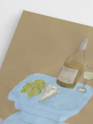 Illustration eines blauen Podests mit Trauben, Käse, Weißweinflasche und Glas auf Beige