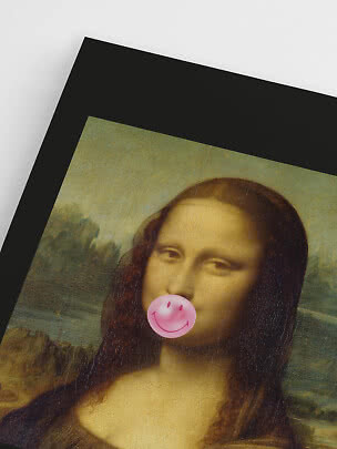 Schuine Mona Lisa-poster in zwarte lijst met roze smiley kauwgombel voor de mond