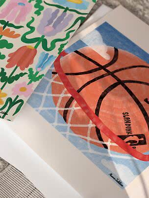 Zwei überlappende Kunstdrucke: ein buntes Blumenmotiv und ein Basketball am Korbnetz.