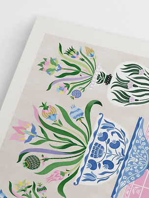 Kleurrijke bloemenillustratie met vazen en boeketten in pasteltinten op een lichte muur