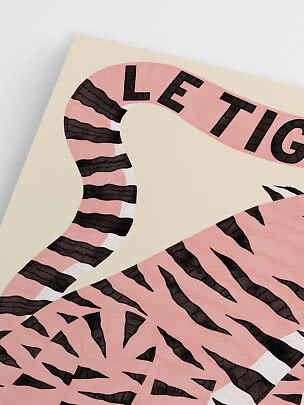Gros plan sur un foulard rose à imprimé tigre avec le texte LET TIG