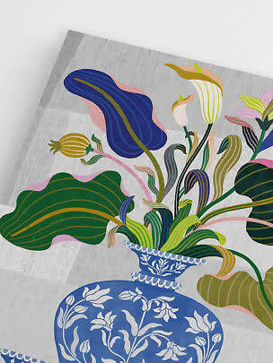 Kleurrijke bloemenillustratie in blauwe vaas met grote groene bladeren op lichte achtergrond
