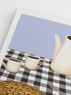 Illustration mit Kaffeekanne, zwei Tassen und Kuchen auf kariertem Tuch vor lila Hintergrund
