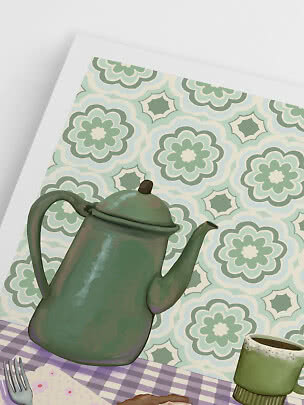 Cafetera verde ante fondo estampado, mantel a cuadros morados y taza verde