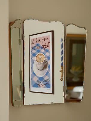 Dreiteiliger Wandspiegel mit gewellten Kanten und gerahmtem Kaffeebild in der Mitte