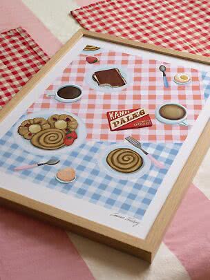 Ingelijste illustratie van ontbijttafel met gebak, koffie en roze-blauwe ruitkleden